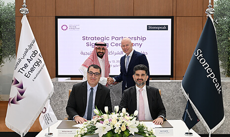 الصندوق العربي للطاقة وستون بيك يعلنان عن شراكة استراتيجية بقيمة مليار دولار لتعزيز البنية التحتية للطاقة في منطقة الشرق الأوسط
